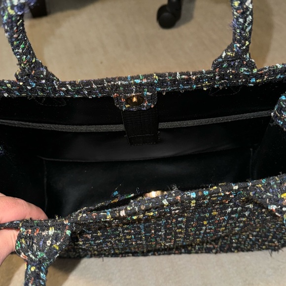 Medium to large tote bag with small pocket and bag divider. - Picture 3 of 6